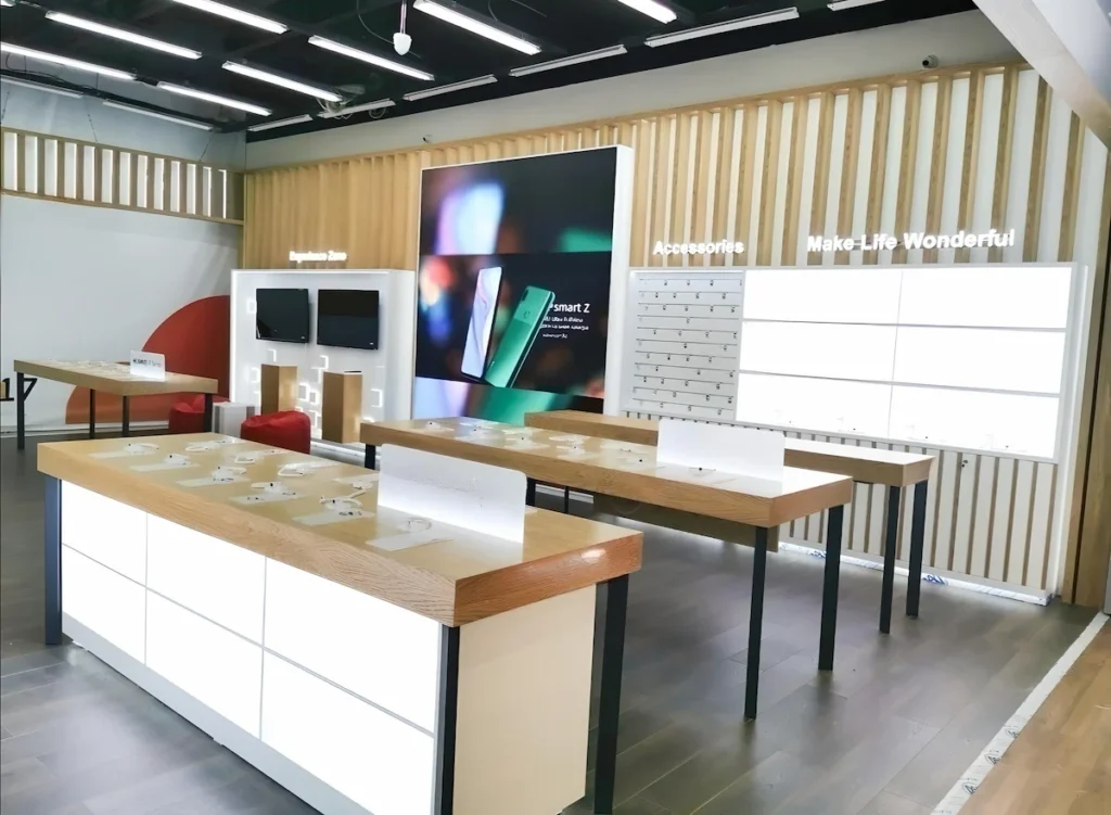 Shop-in-shop retail display for Honor smartphones in a U.S. electronics store