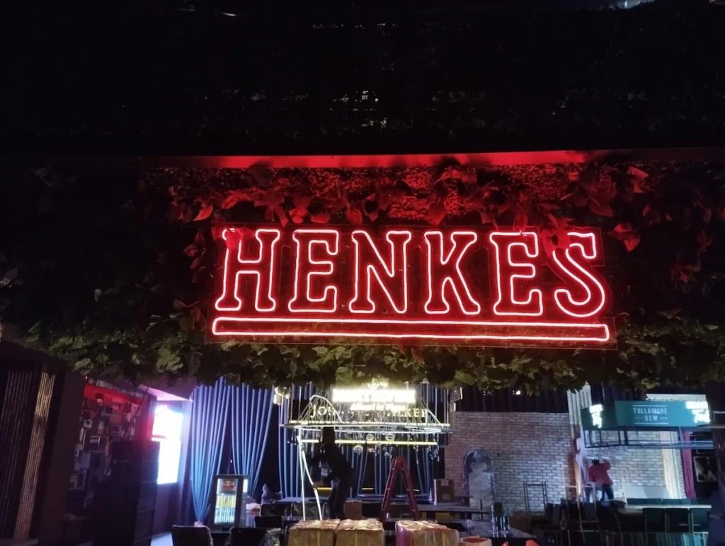 Neon signage for Henkes bar and restaurant in Plano – custom-made in Texas